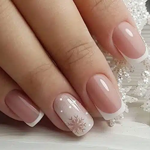 YOSOMK Short Nude Press on Nails Square Fake Nails with Snowflake Designs French Tip Glossy Glue on Nails Christmas Acrylic Nails Full Cover False Nails for Women and Girls